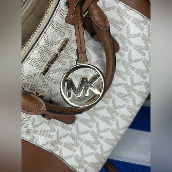 🎉Michael Kors Ciara Vanilla Acorn Convertible Signature Monogram Messenger Bag - Picture 2 of 15